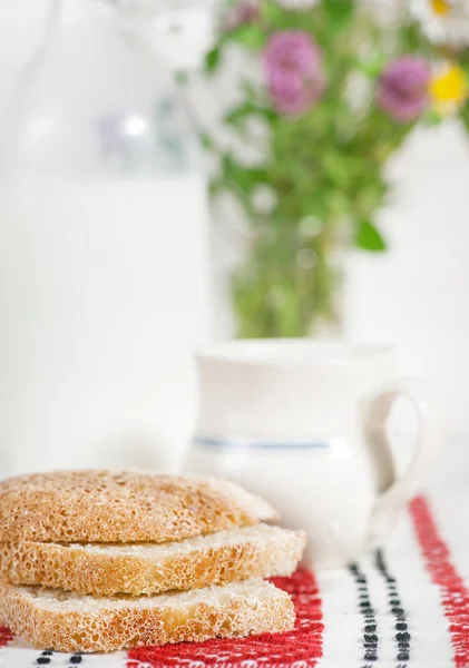 Hembakat bröd och mjölk i Keramikmugg — Stockfoto