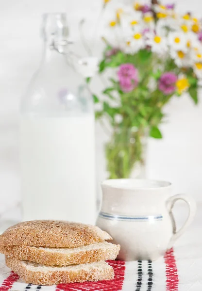 Leche fresca en botella pasada de moda y pan casero — Foto de Stock