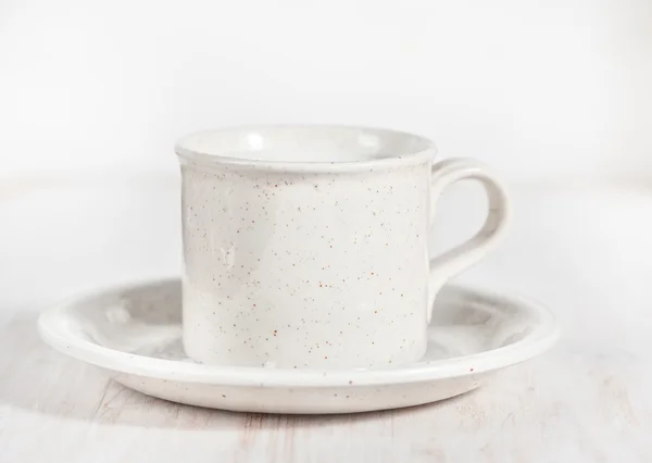 Tazza di ceramica con latte e piattino — Foto Stock