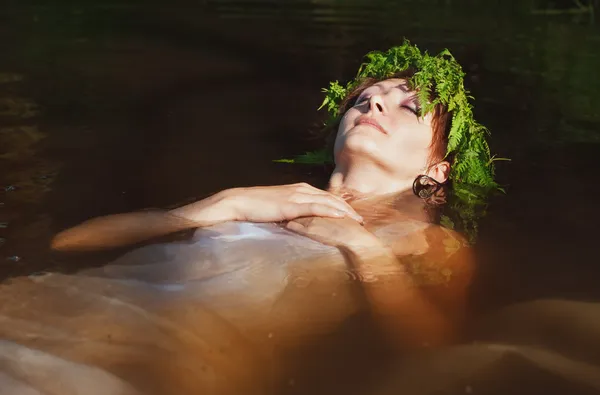 Jonge mooie verdronken vrouw liggen in het water — Stockfoto