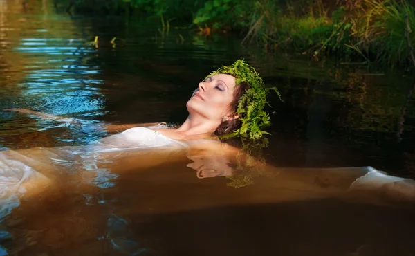 年轻漂亮的溺水的女人躺在水中 — 图库照片