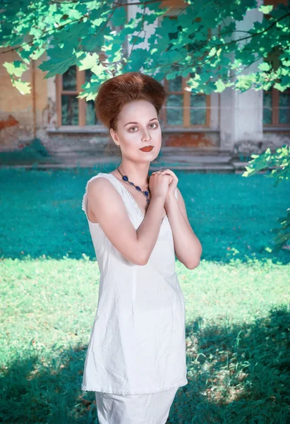 Vacker kvinna i vit skjorta och byxor utomhus — Stockfoto