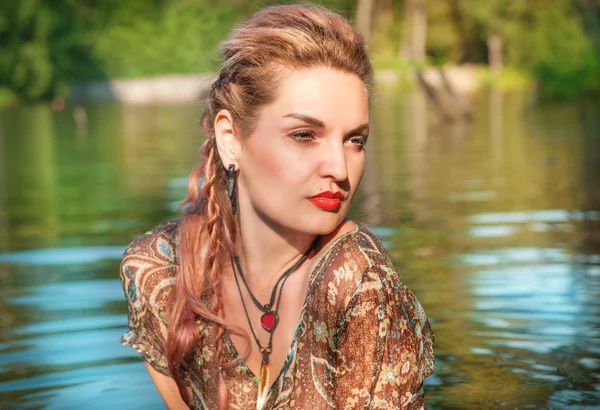 Красивая женщина в воде — стоковое фото