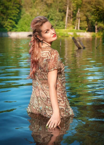 Hermosa mujer de pie en el agua —  Fotos de Stock