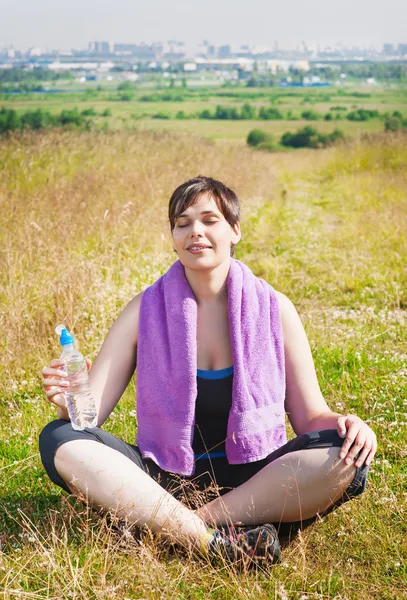 Belle femme taille plus faisant du yoga — Photo