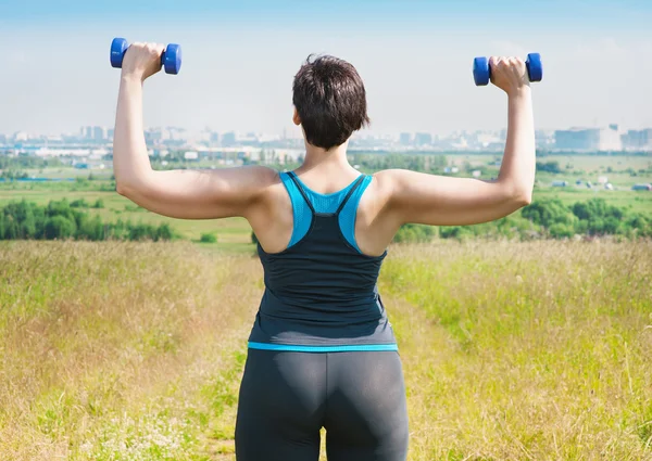 Плюс-размер женщины упражнения с гантелями — стоковое фото