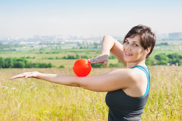 Красивая плюс размер женщина упражнения с мячом — стоковое фото