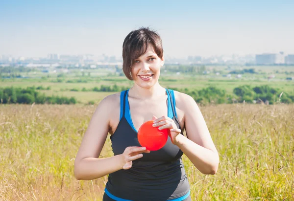 Mulher bonita plus size exercitando com bola — Fotografia de Stock