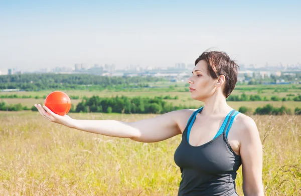 Vackra plus size kvinna träning med boll — Stockfoto