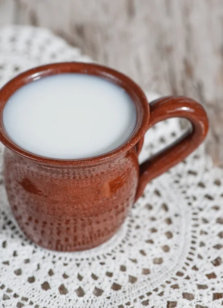 Leite fresco em caneca de cerâmica — Fotografia de Stock