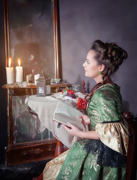 Vacker kvinna i medeltida klänning nära spegel — Stockfoto