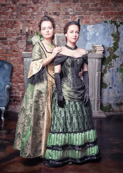 Ortaçağ elbiseleri iki güzel kadın — Stockfoto
