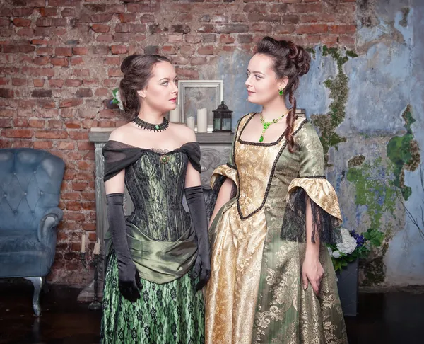 Ortaçağ elbiseleri iki güzel kadın — Stok fotoğraf