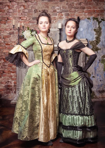Duas mulheres bonitas em vestidos medievais — Fotografia de Stock