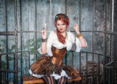 Güzel steampunk kadın silahla kafeste