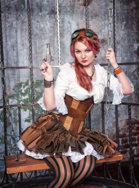 Güzel steampunk kadın silahla kafeste