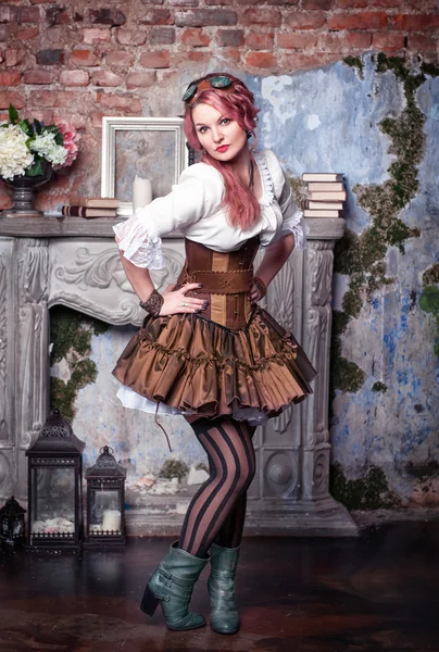 Hermosa mujer steampunk posando — Foto de Stock