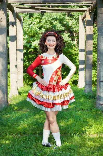 Jeune femme en robe de danse irlandaise posant en plein air — Photo