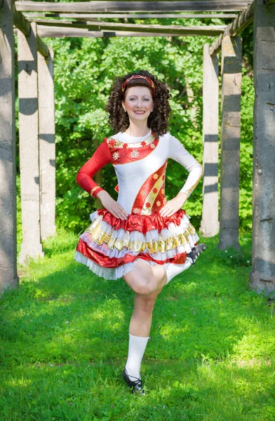 Mujer joven en vestido de danza irlandesa bailando al aire libre —  Fotos de Stock