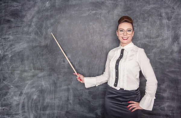 Lächelnder Lehrer mit Zeiger — Stockfoto