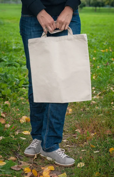 Mujer Elegante Sosteniendo Blanco Lienzo Blanco Bolsa Compras Aire Libre —  Fotos de Stock