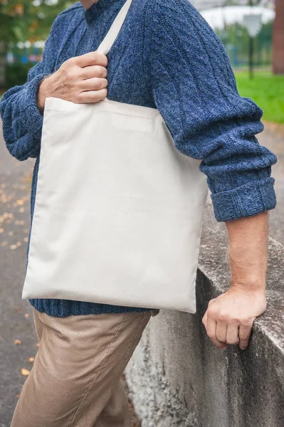 Stijlvolle Man Met Witte Blanco Canvas Tote Boodschappentas Buiten — Stockfoto