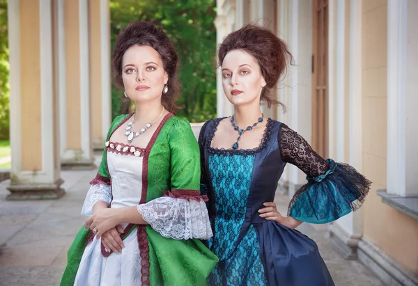 Ortaçağ elbiseleri iki güzel kadın 