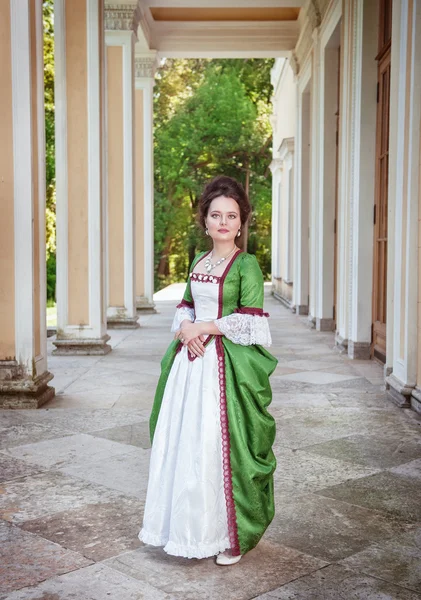 Belle femme en robe médiévale — Photo