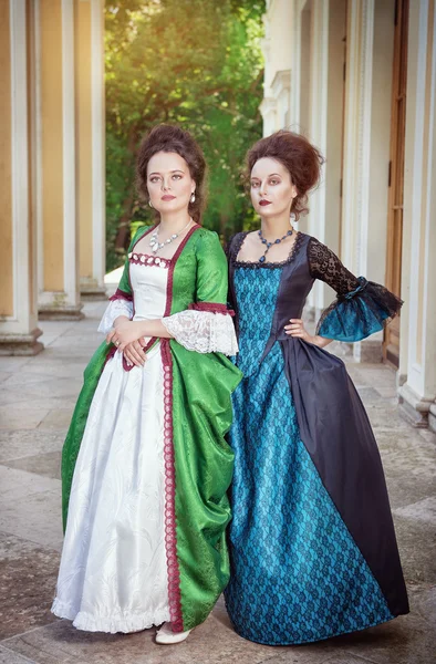 Ortaçağ elbiseleri iki güzel kadın 