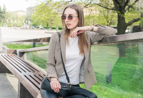 Linda Jovem Moda Mulher Elegante Com Óculos Sentados Banco Cidade — Fotografia de Stock