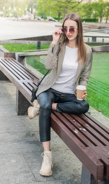 Hermosa Joven Mujer Con Estilo Moda Con Taza Café Sentado — Foto de Stock