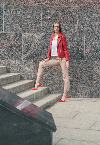 Linda Jovem Moda Mulher Elegante Com Jaqueta Vermelha Fundo Cidade — Fotografia de Stock