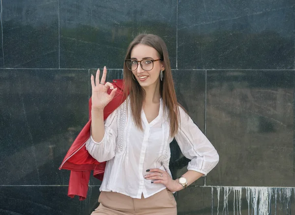 Güzel Genç Moda Tarzı Bir Kadın Duvarın Arka Planında Güzel — Stok fotoğraf