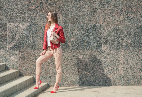 Linda Jovem Moda Mulher Elegante Com Jaqueta Vermelha Fundo Cidade — Fotografia de Stock