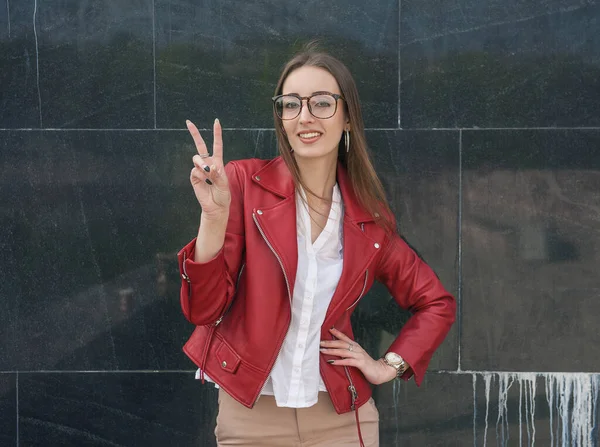 Hermosa Joven Mujer Con Estilo Moda Que Muestra Gesto Victoria — Foto de Stock