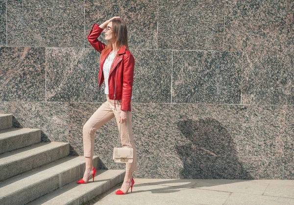 Красивая Молодая Мода Стильная Женщина Красной Куртке Фоне Города Стены — стоковое фото