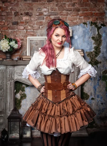 Hermosa mujer steampunk posando — Foto de Stock