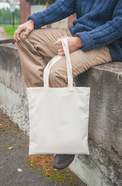 Stijlvolle Man Met Witte Blanco Canvas Tote Boodschappentas Buiten — Stockfoto