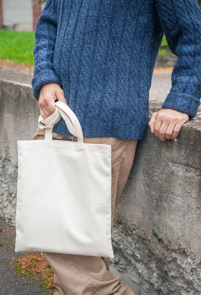 Beyaz Boş Tuval Taşıyan Şık Bir Adam Açık Havada Alışveriş — Stok fotoğraf