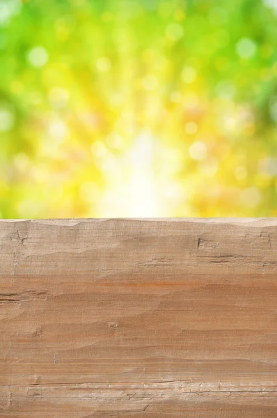 Mesa de madera rústica vacía con fondo abstracto de verano — Foto de Stock