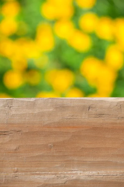 Lege rustieke houten tafel met abstracte zomer achtergrond — Stockfoto