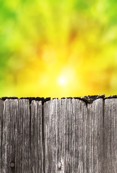 Leere rustikale Holztafel mit abstraktem Sommerhintergrund — Stockfoto