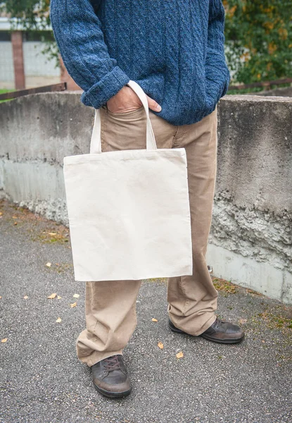 Elegante Homem Segurando Branco Lona Branca Sacola Compras Livre — Fotografia de Stock