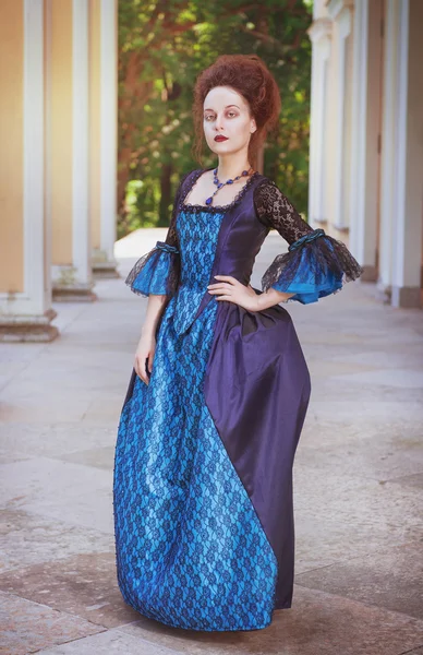 Mooie vrouw in middeleeuwse jurk — Stockfoto