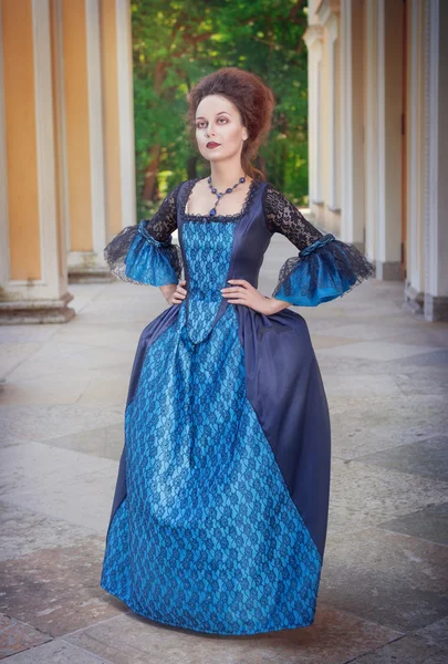 Hermosa mujer en vestido medieval —  Fotos de Stock