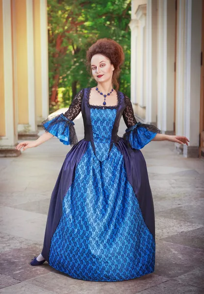 Hermosa mujer en vestido medieval — Foto de Stock