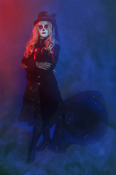 Piękna Kobieta Strasznym Halloween Uzupełnić Martwy Dzień Stylu Calavera Niebieskim — Zdjęcie stockowe