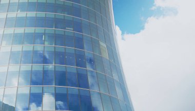 Mavi gökyüzü arka planında modern pencere camı ofis binası