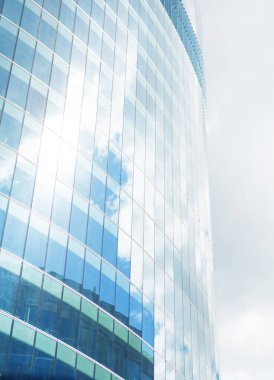 Mavi gökyüzü arka planında modern pencere camı ofis binası