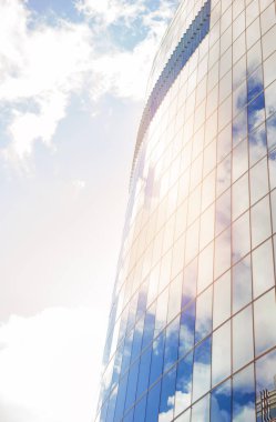 Mavi gökyüzü arka planında modern pencere camı ofis binası